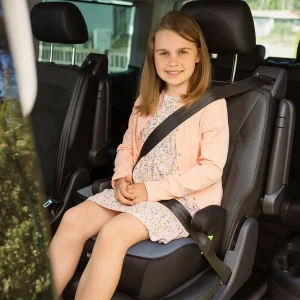 Meisje zittend in Osann junior i-Size zitverhoger